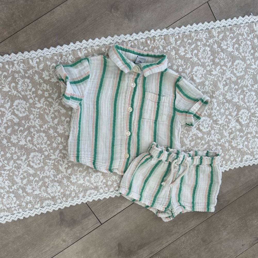 Old Navy Baby Boy Short-Sleeve Double-Weave Pocket Shirt & Shorts Set 12-18 m